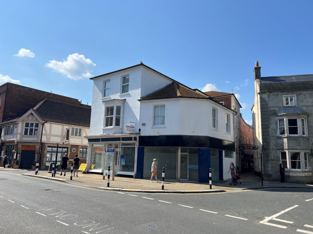 Lot: 37 - FREEHOLD TOWN CENTRE BUILDING WITH POTENTIAL - Corner property commercial investment in High Street location